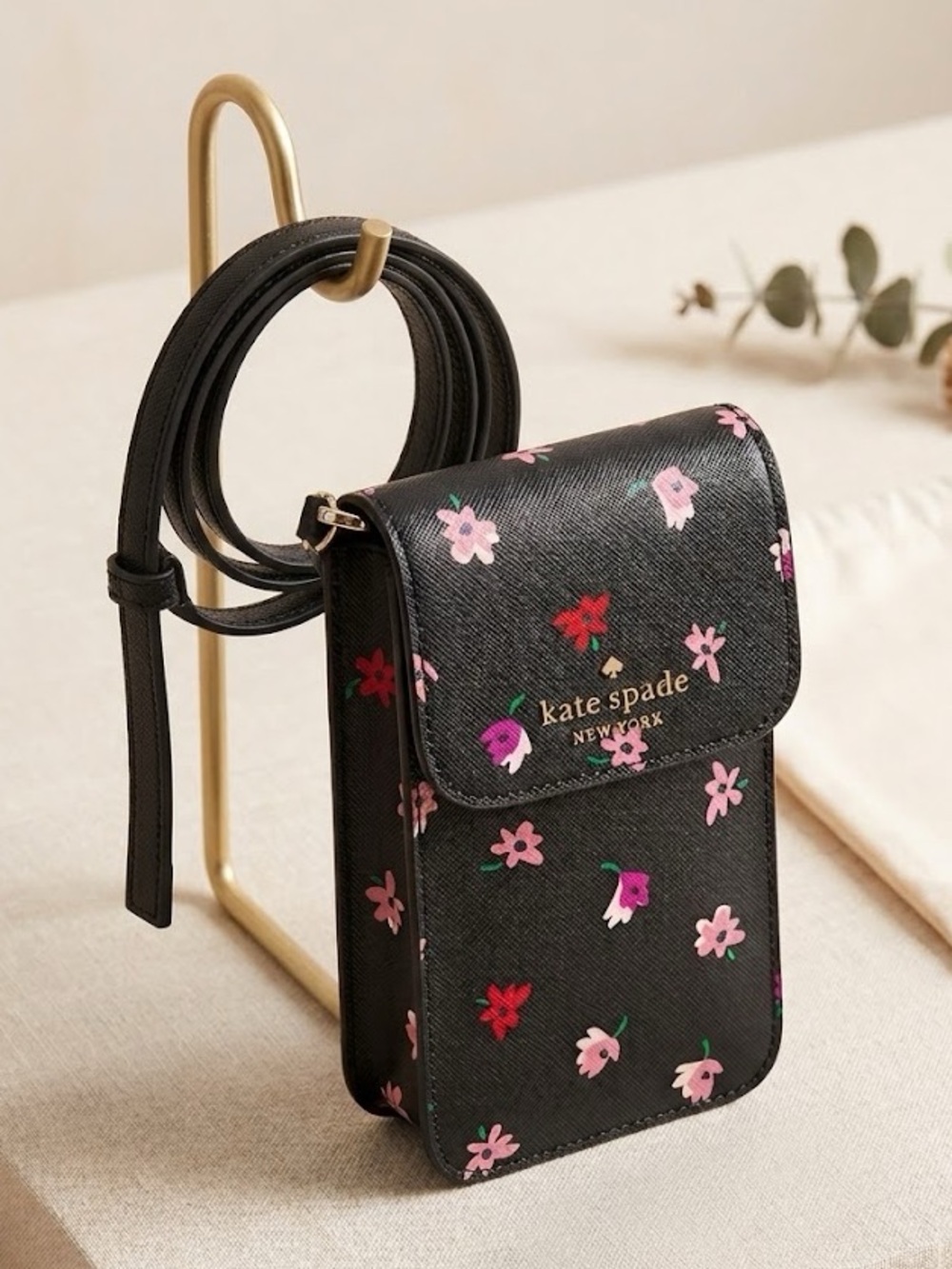 kate spade black floral crossbody phone pouch with pink accents 🌴